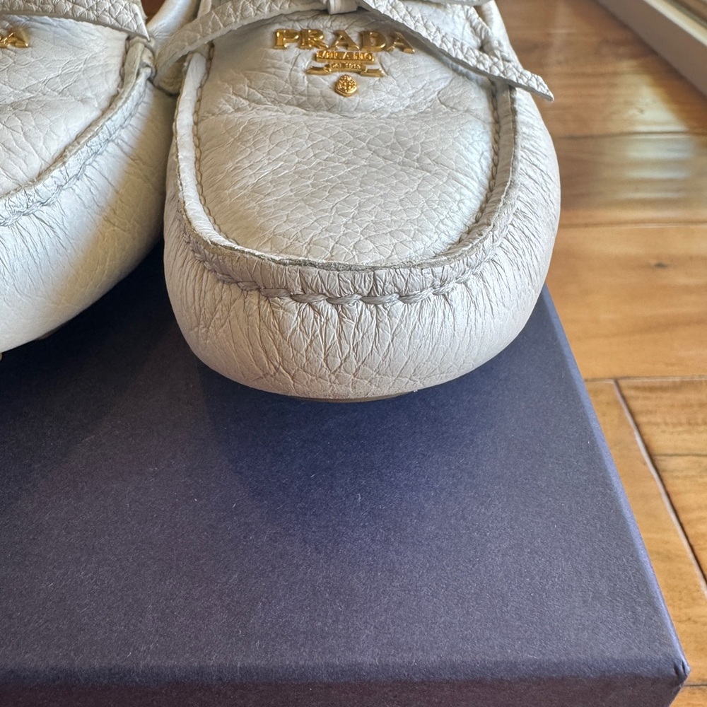 Prada CALZATURA DONNA Cream Pebbled Leather Slip-On Loafers with Gold Logo - Picture 3 of 7